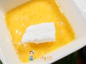 蘸一下玉米淀粉再蘸一下鸡蛋液