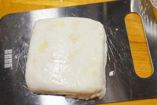 冷藏好取出就是凝固的了切成均匀的块状