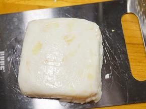 冷藏好取出就是凝固的了切成均匀的块状