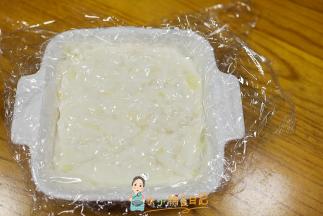 准备一个碗垫上保鲜膜倒入牛奶糊冷藏三小时