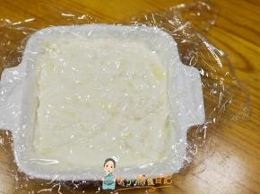 准备一个碗垫上保鲜膜倒入牛奶糊冷藏三小时