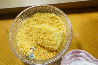 最后蘸一下面包糠