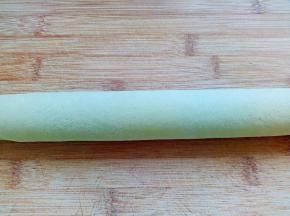 再擀成1mm厚度的面片，尽量薄厚均匀。