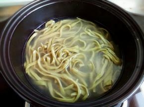 锅内烧水，放点盐防粘，水开后下入面条。