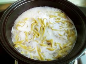煮开后点两三次水，关火捞出。