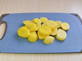 首先将去皮的土豆洗干净，再切片。