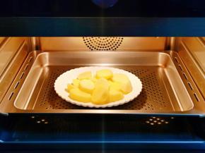 放入器具中，入蒸箱蒸熟。(蒸锅隔水蒸也可以)