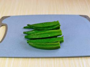 秋葵洗干净，去根去尖。