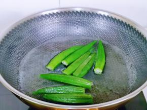 秋葵焯水，水烧开后，加入盐，下秋葵，大火煮熟捞出。