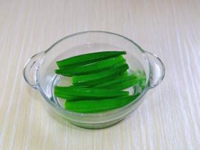 捞出后立即过冷水，这样秋葵颜色比较好看呦～