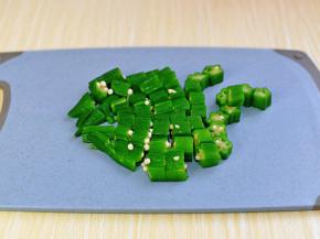 再把秋葵切段，建议切的不要太薄，不然秋葵易断开。