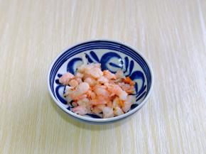 北极虾去皮，切碎放入小碗中备用。