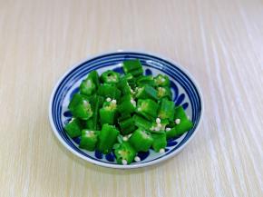 切好的秋葵放入器具中，淋上原汁酱油，轻轻拌均匀，放旁边备用。