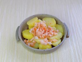 取出蒸熟的土豆，加入虾仁，按个人口味加入盐，原汁酱油，果醋汁。