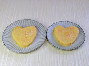 取两块小盘，分别做出爱心形状。