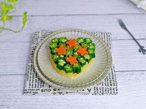 再把腌制好的秋葵摆放在上面，最后摆上胡萝卜片。(胡萝卜片用模具压了五角星，没有模具可以省略)