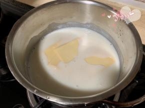 酸奶（或纯牛奶）+芝士片+细砂糖放锅里小火边加热边搅拌至融化。