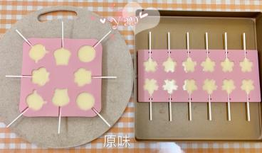 倒入模具中，冷藏4小时，即可脱模。