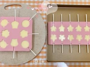 倒入模具中，冷藏4小时，即可脱模。