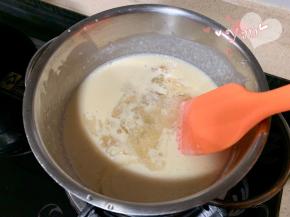 加入泡软的吉利丁片。