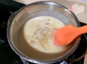 加入泡软的吉利丁片。