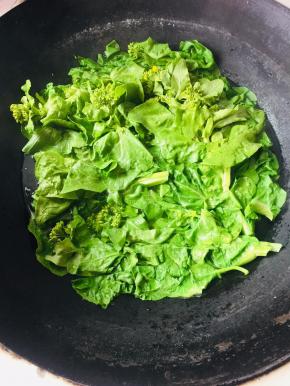 水烧开，把白菜苔放进去稍微烫一下，迅速捞出来！（菜苔不要烫的时间太久，要不然颜色不好看！）