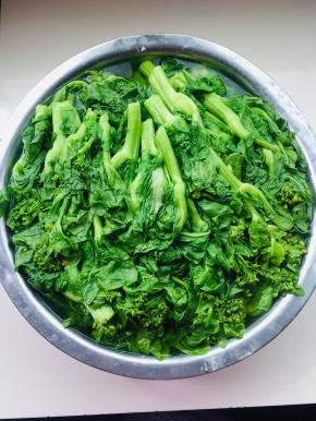 烫好的菜苔放在盆子里晾至不烫手即可！