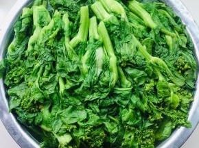 烫好的菜苔放在盆子里晾至不烫手即可！