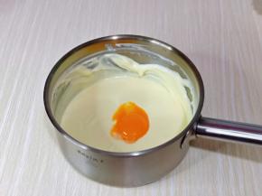 将器具从热水中取出，先加入一个蛋黄，搅拌均匀后再加一个搅拌均匀，再加入第三搅拌均匀。(每次一定要搅拌均匀后再加入下一个蛋黄)