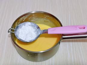 低筋面粉过细筛。