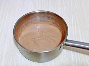 用手动打蛋器打至无干粉，且细腻饱满，放旁边备用。