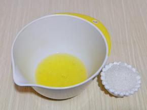 蛋白打发，首先滴入柠檬汁，分三次加入白砂糖。