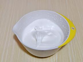 打至湿性发泡偏软状态，这时烤箱预热，将烤盘里装入水，180度预热。