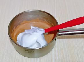 取一半蛋白，放入奶酪糊中，翻拌均匀。