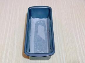 模具底部及四周刷上少许食用油，再垫上油纸。(6寸蛋糕模具也可以)