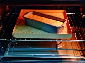 将模具放入预热好有水的烤盘中，(水浴烤法）上下170度烤20分钟，20分钟后，蛋糕表面已经定型上色，这时将烤箱上下调到140度，烤40分钟，烤好后不要马上将模具取出，放在烤箱里焖30分钟。