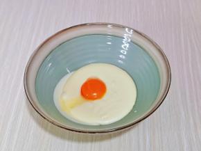 将器具从热水中取出，先加入一个蛋黄，搅拌均匀后再加一个搅拌均匀，再加入第三搅拌均匀。(每次一定要搅拌均匀后再加入下一个蛋黄)