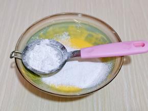 低筋面粉过细筛。