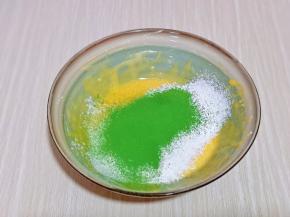 再筛入大麦青汁粉。(抹茶粉也可以)