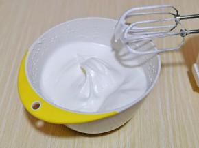 打至湿性发泡偏软状态，这时烤箱预热，将烤盘里装入水，180度预热。