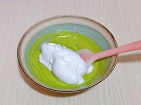 取一半蛋白，放入奶酪糊中，翻拌均匀。