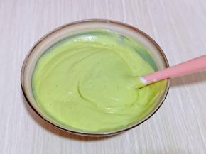 再把蛋糕糊倒入蛋白器具中，翻拌至看不到蛋白即可，做好的蛋糕糊，细腻饱满。