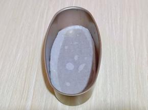 模具底部及四周刷上少许食用油，再垫上油纸。(6寸蛋糕模具也可以)