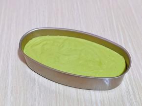 将蛋糕糊倒入模具中，轻轻震出气泡。