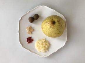 准备好食材，糯耳碎（或普通银耳提前用温水泡发），桂圆也可以换成红枣、百合等等，按自己的喜好搭配。