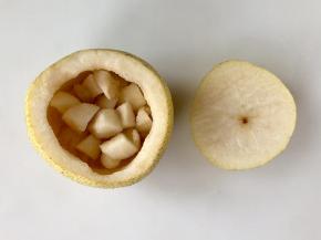 将雪梨的顶部切下一个“盖子”，然后把梨核和梨肉挖出，不要把梨挖破，然后把挖出的梨肉切成小块放回梨中。