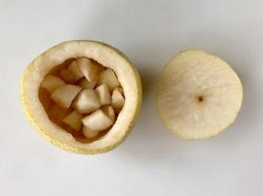 将雪梨的顶部切下一个“盖子”，然后把梨核和梨肉挖出，不要把梨挖破，然后把挖出的梨肉切成小块放回梨中。