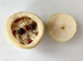 把桂圆、枸杞、冰糖、糯耳碎也放入梨碗中。加入少许的清水，不要加太多，避免溢出。
