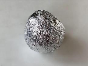 用锡纸把梨子包好。