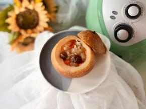 烤好啦！热气腾腾的烤梨上桌，外表看来就很健康！闻到的是雪梨与冰糖的甜香，轻轻舀一勺吹凉，温润的汤汁入喉，格外治愈。